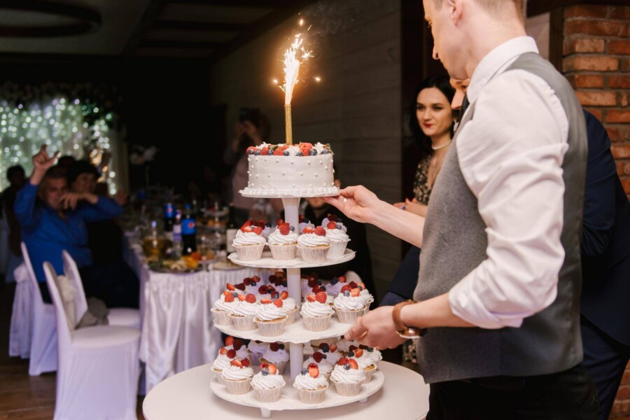 Ile kosztuje tort weselny na 50 osób?