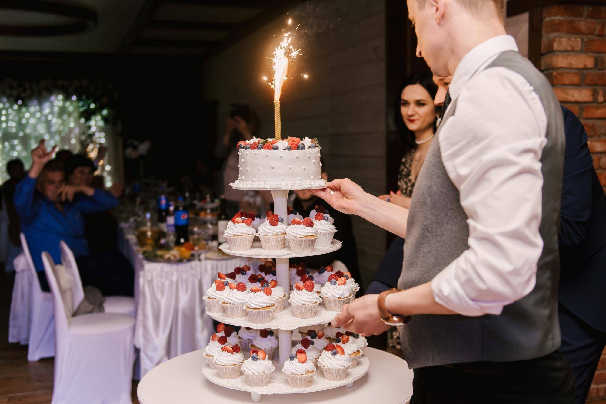 Ile kosztuje tort weselny na 50 osób?